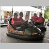 24_Majestaeten mit Hof fahren Auto Scooter.JPG